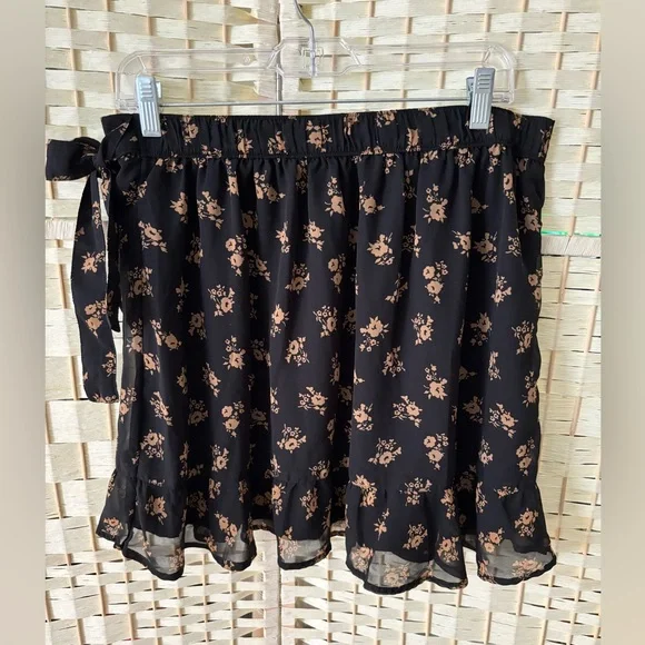 Hollister Mini Wrap Skirt Black and Cream Floral Pattern High Waist SZ L - Picture 11 of 13
